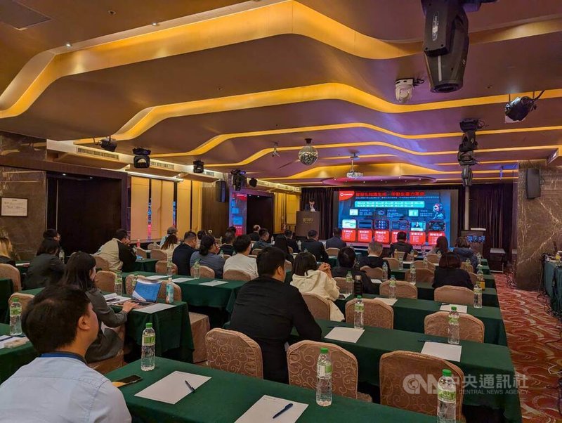多個企業12日在台中聯合舉辦AI x ESG永續高峰會,針對淨零碳排及碳關稅挑戰,邀集學者與企業代表與會交流。中央社記者蘇木春攝 114年5月12日