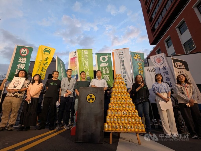 全國廢核行動平台12日晚間在立法院外舉辦「反對核電重啟,拒絕草率修法」晚會,號召各界集結發聲,要求立法院停止草率修法。中央社記者張雄風攝 114年5月12日