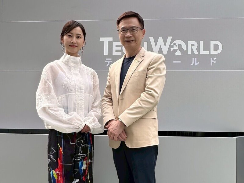 玉山數位科技株式會社策劃的TECH WORLD館在日本大阪世博展出滿月,12日特別邀請日本知名演員松井玲奈(左)以特別來賓身分驚喜現身,與玉山數位科技株式會社名譽會長黃志芳(右)一同在館前合影。(貿協提供)中央社記者戴雅真東京傳真 114年5月12日