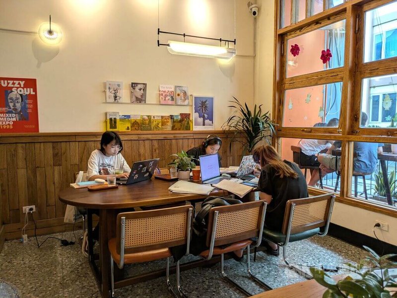 越南咖啡店的空間功能多元,圖為河內市文教區的一家咖啡店,其中一隅擺放著6人會議桌,方便學生族群結伴到此念書。中央社記者陳家倫河內攝 114年5月12日