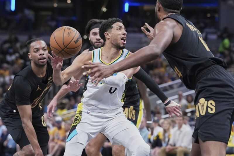 美國職籃NBA印第安那溜馬後衛泰瑞斯(中)在下半場傳球。(美聯社)