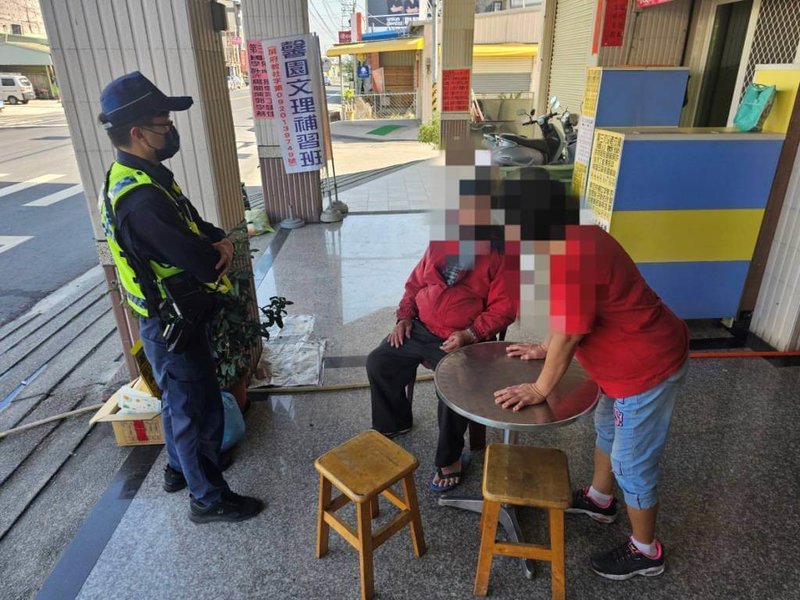 花蓮縣87歲何姓老翁日前從富里鄉出發,騎機車到屏東買豬腳,回程不慎在屏東新園鄉自摔,警方獲報前往協助,並通知家屬帶回。(東港警分局提供)中央社記者黃郁菁傳真 114年5月12日