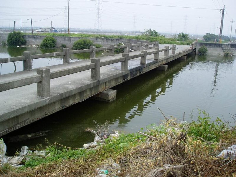 高雄市永安區興龍橋的橋體鋼筋混凝土因老舊而劣化,高雄市政府工務局啟動改建工程,預計年底發包施工。(高雄市工務局提供)中央社記者蔡孟妤傳真 114年5月12日