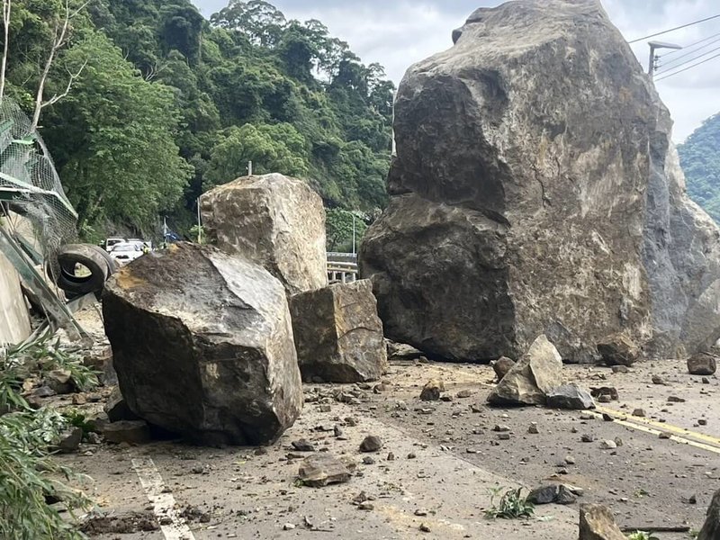 苗栗縣大湖通往泰安溫泉區重要道路苗62線12日發生落石坍方,砸中2部車輛,造成1人受傷送醫。圖為現場有落石高達近2層樓。(民眾提供)中央社記者管瑞平傳真 114年5月12日