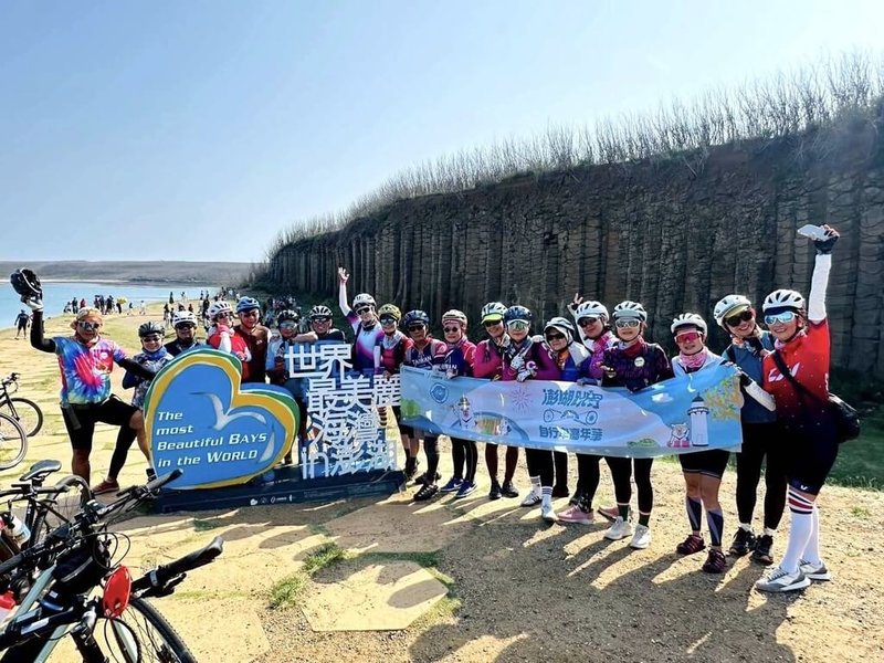 澎湖國家風景區管理處發展綠色永續運動觀光休閒活動,2025年整合推動「澎湖跳島自行車嘉年華」,即起開跑,歡迎全台車友一起到澎湖享受海風、品嚐海味。(澎湖國家風景區管理處提供)中央社 114年5月12日