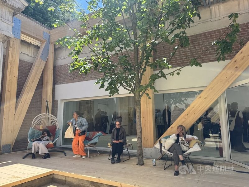 2025年「威尼斯建築雙年展」10日登場,美國館以「門廊:慷慨的建築」為主題,將展場本身打造成一座實體門廊,宛如整個雙年展的「客廳」。中央社記者劉郁葶威尼斯攝 114年5月12日