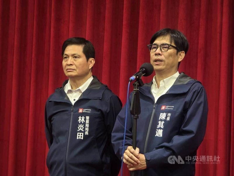 高雄近日接連發生酒駕致死,高雄市長陳其邁(右)12日受訪表示,已嚴厲要求警察局嚴格執法。左為高雄市警察局長林炎田。中央社記者蔡孟妤攝 114年5月12日
