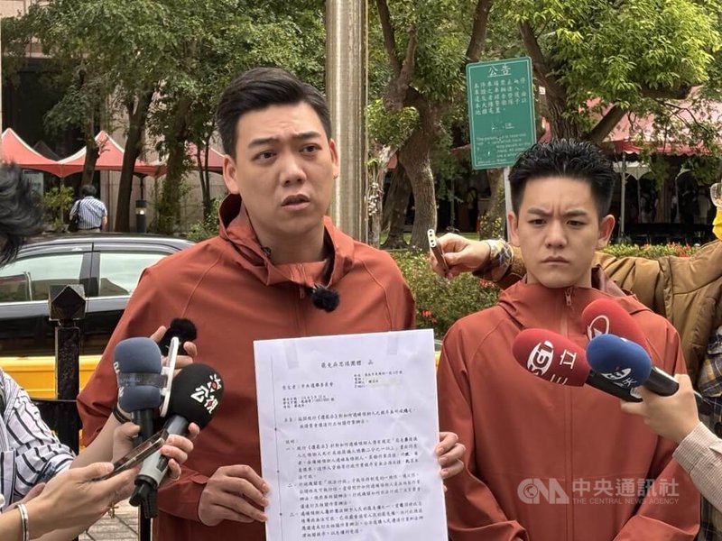 罷免民進黨立委吳思瑤團體召集人賴苡任(左)12日在中選會外舉行記者會,要求立即公告「遞補領銜人作業辦法」,以明確相關作業流程。中央社記者高華謙攝 114年5月12日