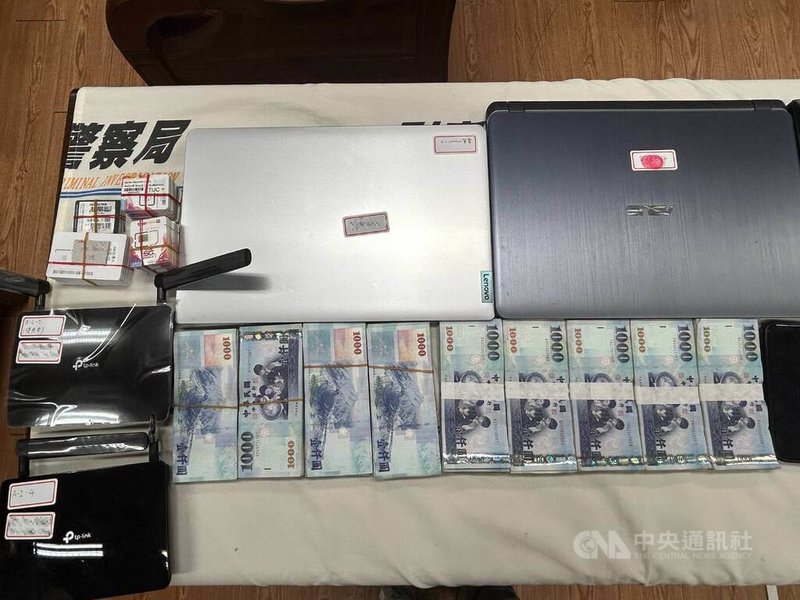 許姓男子涉嫌出資在屏東縣成立詐團機房,委由嘉義某科技公司設計假投資網站,誆騙被害人投入現金,有逾百人受騙、損失新台幣5千萬元,刑事局循線逮捕許男等8人,並查扣現金、手機與電腦等贓證物。(翻攝照片)中央社記者蘇木春傳真 114年5月12日