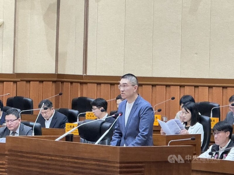 基隆市議會12日召開定期會,議員要求市長謝國樑就前基隆市民政處長張淵翔涉非法利用戶政系統查個資助罷免一事道歉。謝國樑(立者)回應,待司法機關將事實如水般透明還原後,該負的責任會向市民報告。中央社記者王朝鈺攝 114年5月12日