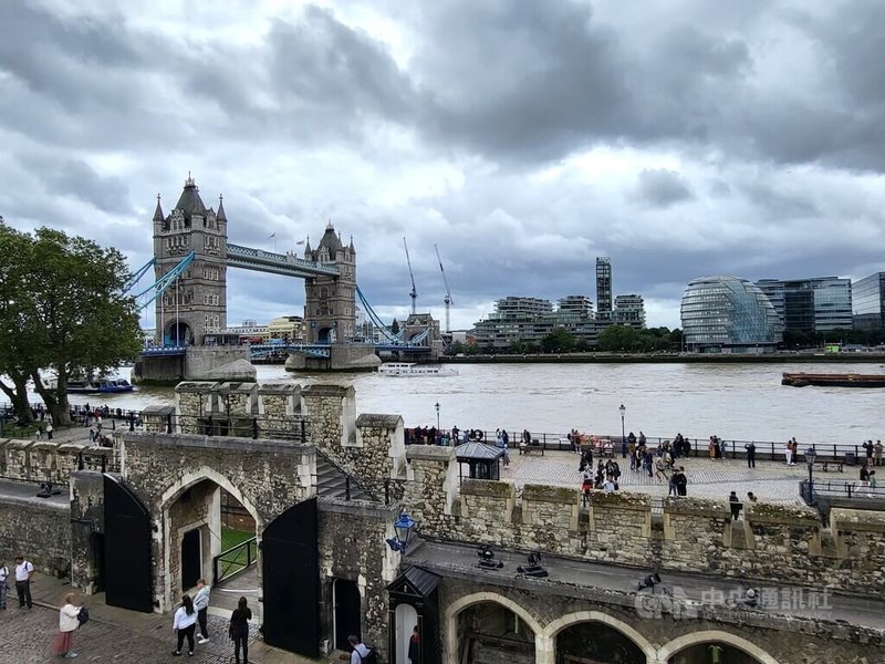 英國政府12日將發布移民政策白皮書,內容包括外籍人士申請永久居留權的居留時間門檻由5年翻倍至10年,並首度要求申請赴英依親的成年親屬(含配偶)具基本英語能力。圖為倫敦地標之一倫敦塔橋。中央社記者陳韻聿倫敦攝 114年5月12日