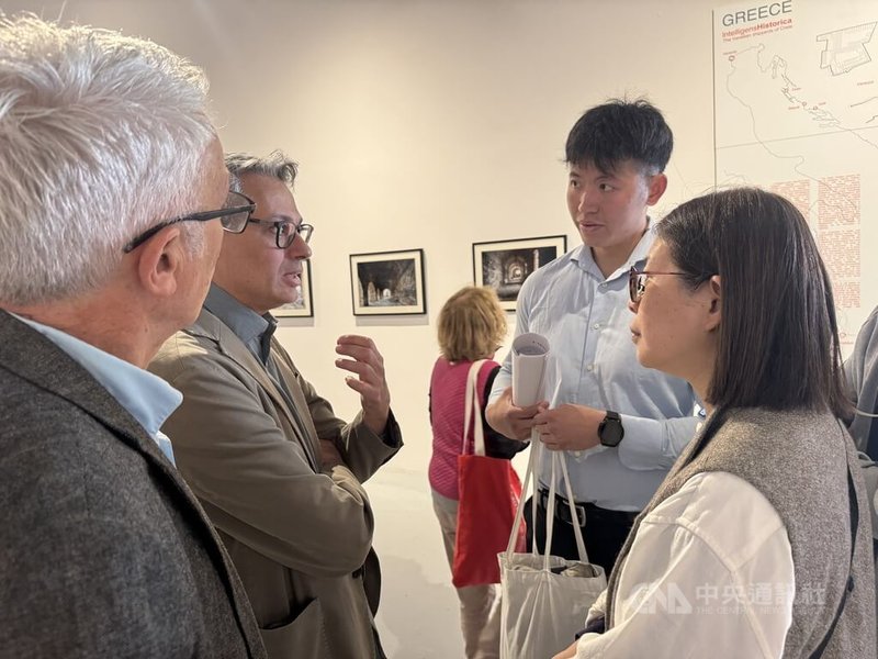 2025年威尼斯建築雙年展10日登場,希臘館策展團隊向國立台灣美術館館長陳貺怡(右1)介紹希臘館的展覽內容與特色。中央社記者劉郁葶威尼斯攝 114年5月12日