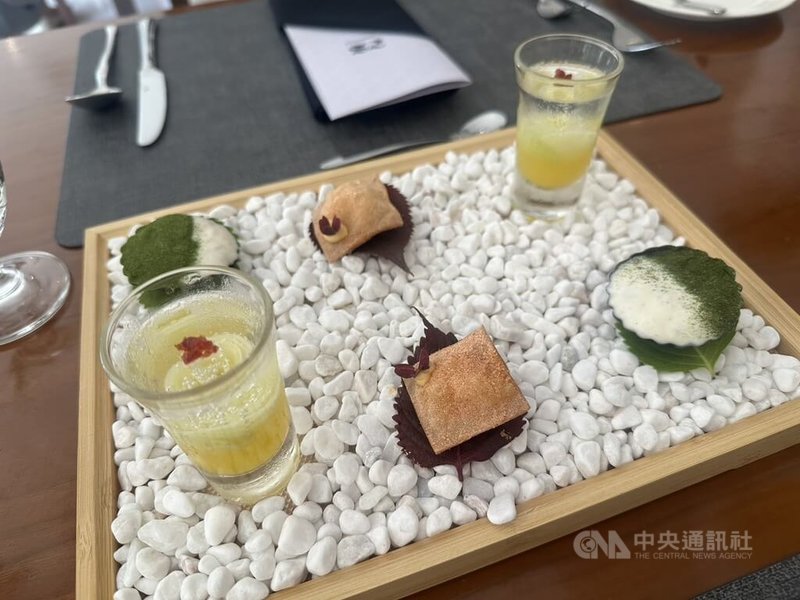 弘光科技大學餐旅管理系邀請米其林師資團隊攜手指導39名學生,共同籌劃具備台灣味的創新料理、甜點及飲品,12日舉辦畢業成果發表餐會。中央社記者趙麗妍攝 114年5月12日