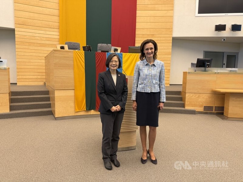 前總統蔡英文(左)訪問立陶宛行程邁入第3天,今天上午應立陶宛議員、前國會議長希米利特(右)邀請,參訪立陶宛國會大樓,並於「全體會議廳」合影。中央社記者游堯茹維爾紐斯攝 114年5月12日