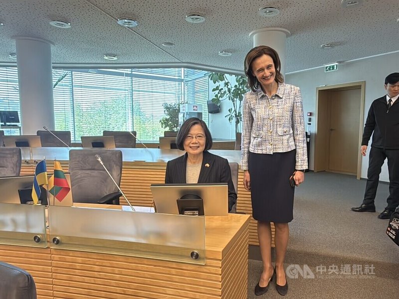 蔡英文參觀立陶宛國會的「全體會議廳」,此為現任國會議員召開全體會議、進行立法與表決的主要場地。希米利特(右)特別邀請蔡英文(左)坐上自己的位置,兩人親切合影。中央社記者游堯茹維爾紐斯攝 114年5月12日
