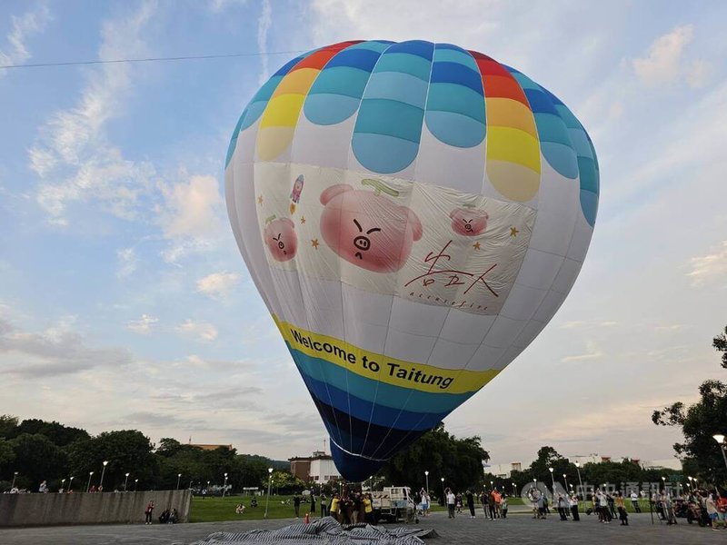 樂團告五人擔任2025年台灣國際熱氣球嘉年華活動大使,還首度推出以「告五豬」聯名的熱氣球,12日曝光。中央社記者陳怡璇攝 114年5月12日