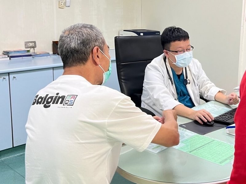 嘉義市一名男子上月突然倒在衛福部嘉義醫院門口且呈OHCA,經診斷為急性心肌梗塞,所幸在心臟內科醫師羅勖中(右)帶隊搶救下救回一命,男子日前回診不忘感謝救命之恩。(醫院提供)中央社記者姜宜菁傳真 114年5月12日