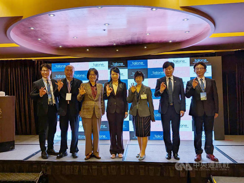 由民間企業主辦的「AI x ESG永續高峰會」12日在台中市登場,會議圍繞3大主軸,包括AI永續發展、跨界合作國際接軌與產官學對話政策解析,多名學者與企業代表與會。中央社記者蘇木春攝 114年5月12日