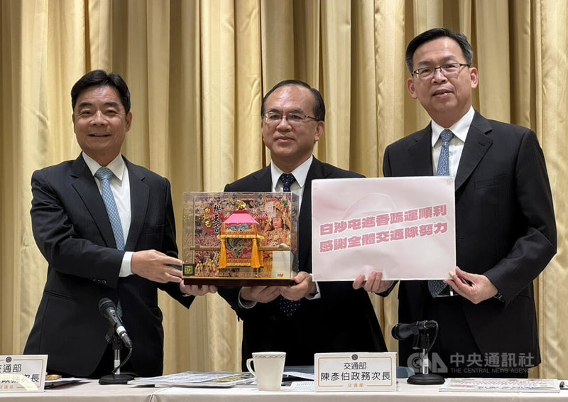 交通部12日舉辦「白沙屯媽祖進香活動疏運成果暨114年端午節連假疏運措施」記者會,次長陳彥伯(中)表示,據統計,活動期間台鐵白沙屯站及通霄站運量紛創新高,台鐵、公路、高鐵整體疏運也超過29萬人次。中央社記者余曉涵攝 114年5月12日
