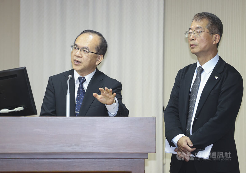 立法院交通委員會12日審查公路法第27條、第28條及第75條等條文修正草案,交通部政務次長陳彥伯(左)列席備詢。中央社記者鄭清元攝 114年5月12日