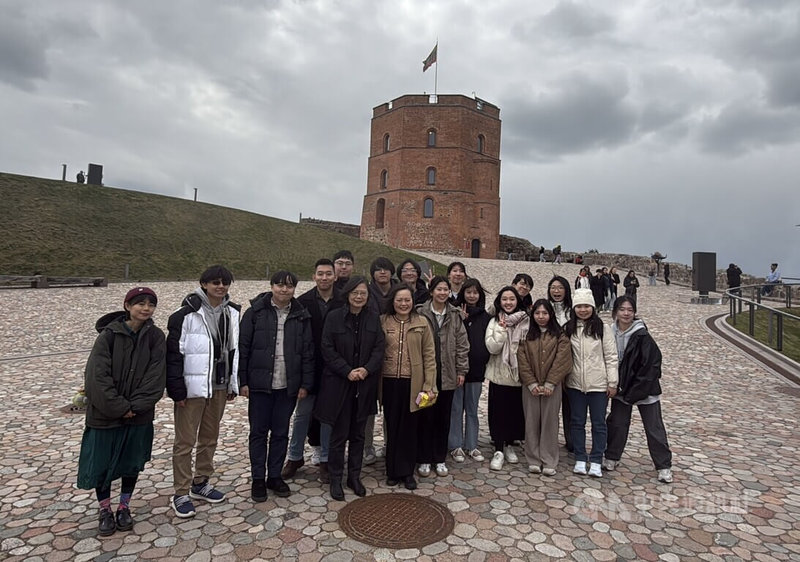 前總統蔡英文(前左4)訪立陶宛,11日下午在首都維爾紐斯與約20位在立陶宛求學的台灣留學生和交換生親切交流。中央社記者游堯茹維爾紐斯攝 114年5月12日