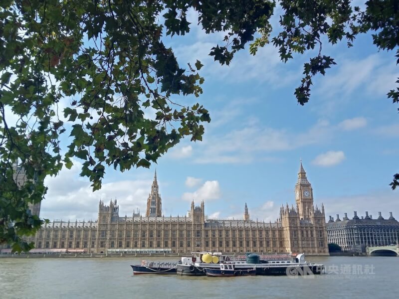 英國政府12日將發布移民政策白皮書,內容包括提高外籍人士申請永久居留權的英語能力和居留時間門檻。圖為英國國會大廈。(中央社檔案照片)
