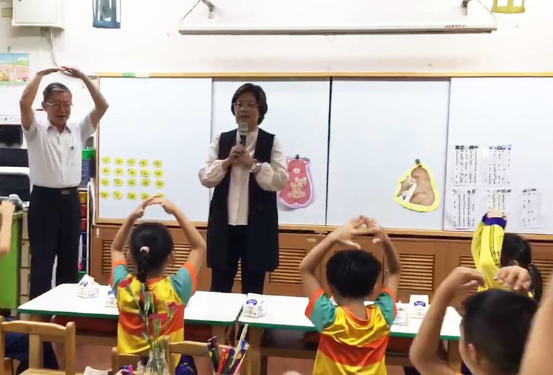 彰化縣長王惠美(後右)12日到彰化市大成國小視察「生生有鮮乳」政策推動情形,並與學生互動。(彰化縣政府提供)中央社記者鄭維真傳真 114年5月12日