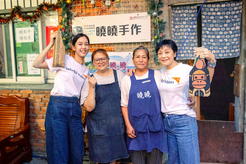 藝人陳庭妮(左)、張艾嘉(右)日前探訪花蓮,關心震災後經濟弱勢家庭,也拜訪台灣世展會培力的縫紉工作室,當場體驗車縫、拷克麻布提袋。(台灣世界展望會提供)中央社記者陳婕翎傳真 114年5月12日
