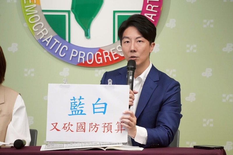 民進黨發言人吳崢(圖)12日說明,南鐵照顧宅與京華城案,兩案天差地別。(民進黨提供)中央社記者葉素萍傳真 114年5月12日