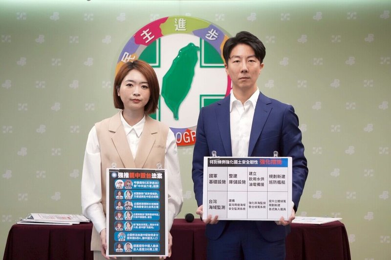 民進黨發言人吳崢（右起）、韓瑩12日召開記者會。（民進黨提供）中央社記者葉素萍傳真  114年5月12日