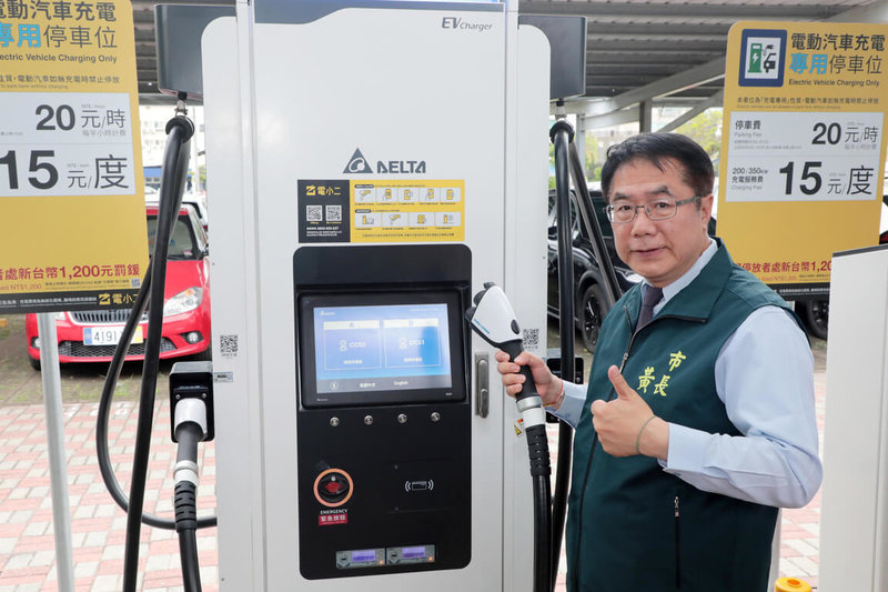 台南市政府12日宣布首批新設13處電動車充電站完成送電、正式啟用,市長黃偉哲(圖)表示,快充站解決電動車主的時間與里程焦慮,兼顧效率、方便及環保,同時也比汽油省錢,成為台南落實淨零碳排里程碑。(台南市政府提供)中央社記者楊思瑞台南傳真 114年5月12日
