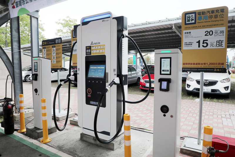 台南市政府推動友善電動車使用環境,爭取中央經費補助建置「區區有充電站」,首批共有13處完成送電,12日正式啟用。(台南市政府提供)中央社記者楊思瑞台南傳真 114年5月12日