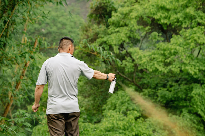玉山國家公園管理處持續辦理台灣黑熊救傷教育訓練,並新增黑熊保育系列講座,盼共築人熊共榮願景。圖為玉管處辦理黑熊救傷教育訓練,學員操作驅熊噴霧。(玉山國家公園管理處提供)中央社記者蕭博陽南投縣傳真 114年5月12日