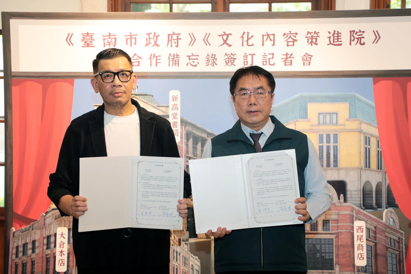 台南市長黃偉哲(右)與文化內容策進院董事長蔡嘉駿(左)12日在台南代表雙方簽署合作備忘錄,盼未來透過實質行動為台灣文化內容產業注入強心針。(台南市政府提供)中央社記者楊思瑞台南傳真 114年5月12日