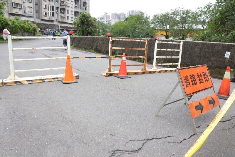 新北市汐止區伯爵街14巷巷口12日上午被發現路面出現裂痕並傾斜,新北市工務局初判是下方自來水加壓水管破裂導致,目前車道已暫時封閉。(新北市工務局提供)中央社記者趙敏雅傳真 114年5月12日