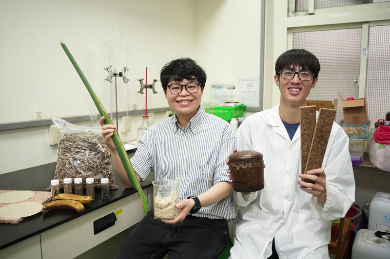 中興大學森林學系「綠屋藏蕉」團隊成功以香蕉假莖廢棄物中的短纖維為原料,開發出環保發泡材料,兼具隔熱效果與較佳回收性質,可應用於綠色建材領域。圖為教授陳奕君(左)、學生董浩悅(右)展示發泡材料。(中興大學提供)中央社記者趙麗妍傳真 114年5月12日