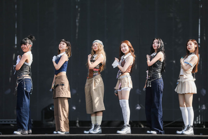 出身選秀節目的女團babyMINT近日登上成都One Love Festival音樂節,團員丞妘(左起)、品妡、粼粼、栩栩、Vikky韋喬薺、熙妍頂著攝氏近40度高溫賣力唱跳。(華研國際提供)中央社記者陳怡璇傳真 114年5月12日