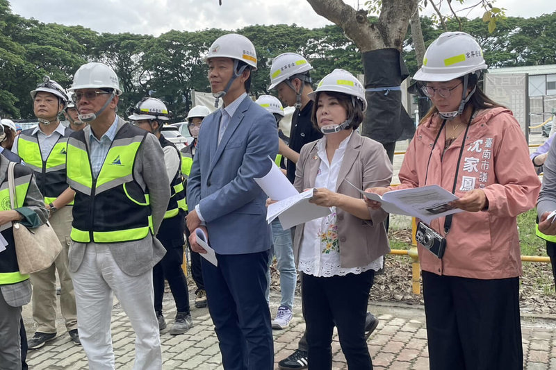 民進黨立委賴惠員(前右2)12日安排相關單位到國家圖書館南部分館暨國家聯合典藏中心工地現場考察,關心工程進度。(賴惠員服務處提供)中央社記者楊思瑞台南傳真 114年5月12日