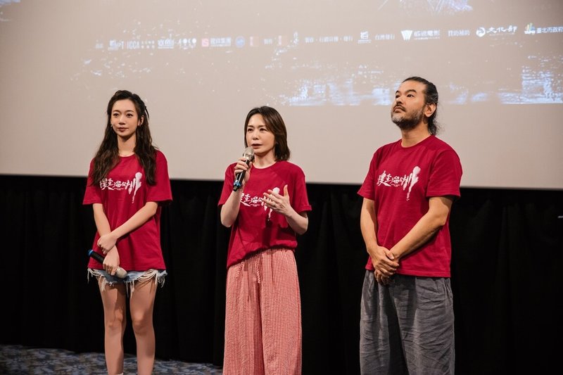 演員吳卓源(左起)與潘儀君、導演賴俊羽日前在台中、台南、高雄3地出席電影「搜查瑠公圳」特映場活動,與影迷一起歡度母親節。(伯樂影業提供)中央社記者洪素津傳真 114年5月12日