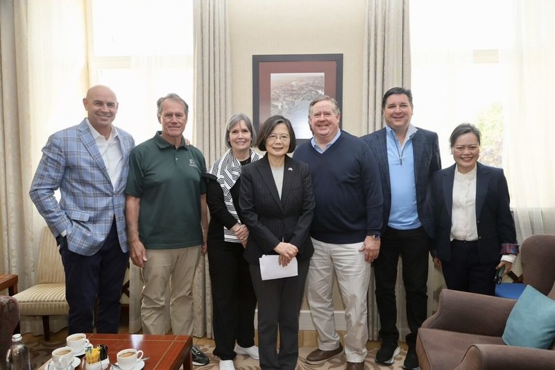 前總統蔡英文(中)出訪立陶宛,巧遇也在立陶宛訪問的美國議員,美方主動邀約下,雙方12日上午會面交流。美方與會議員有眾議院撥款委員會凱福特(又譯克維特,右3)及麥卡倫(左3)、凱斯(左2)、艾爾濟(左1),以及眾議院運輸與基礎建設委員會議員饒澤(右2)。駐立陶宛代表王雪虹(右1)也參與會面。(蔡英文辦公室提供)中央社記者游堯茹維爾紐斯傳真 114年5月12日