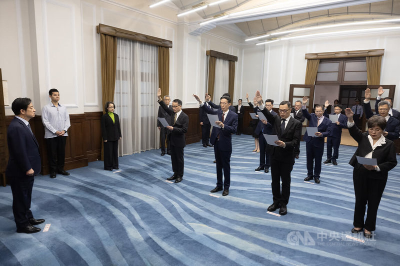 新任行政院、考試院政務人員及駐外大使宣誓典禮12日上午在總統府舉行,總統賴清德(左)就監誓人位置,副總統蕭美琴(左3)陪同出席。中央社記者趙世勳攝 114年5月12日