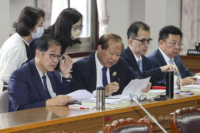 立法院司法及法制委員會12日處理監察院、人事總處、考試院、法務部等預算解凍案,法務部長鄭銘謙(前左起)、行政院人事行政總處人事長蘇俊榮、考試院祕書長劉建忻、監察院祕書長李俊俋等人列席備詢。中央社記者鄭清元攝 114年5月12日