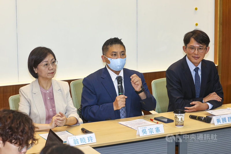 憲訴法釋憲案將舉辦說明會,國民黨、民眾黨立法院黨團12日舉辦「大法官想當民主太上皇 破壞國會自主太荒唐」記者會,民眾黨立委黃國昌(右起)、國民黨立委吳宗憲、翁曉玲等人出席說明主張。中央社記者鄭清元攝 114年5月12日