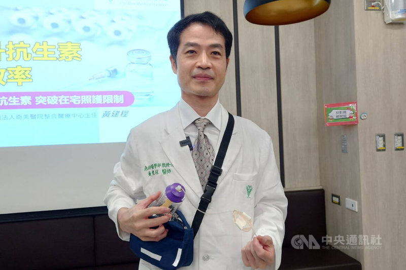 奇美醫院整合醫療中心主任黃建程(圖)12日在院內衛教宣導會中,介紹院方以新引進的攜帶式輸注器為在宅治療個案完成抗生素滴注療程。中央社記者楊思瑞攝 114年5月12日