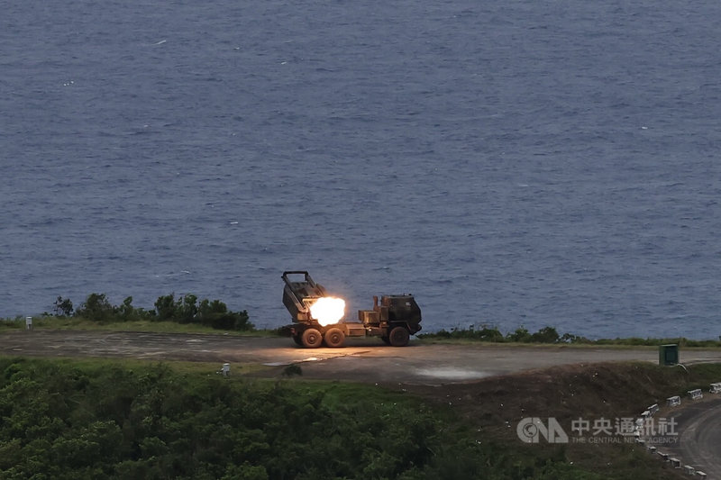 國防部12日在屏東九鵬基地舉行「海馬士多管火箭系統」(HIMARS)射擊操演,以檢視接裝訓練成效並累積操演經驗。圖為海馬士多管火箭系統點火擊發。中央社記者翁睿坤攝 114年5月12日