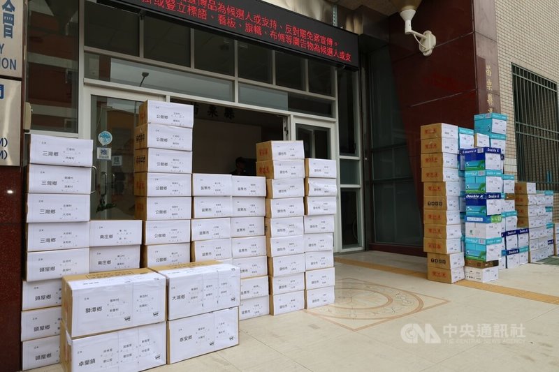 苗栗地區罷免團體推動泛藍立委罷免案,至12日收件截止期限2階連署仍未達門檻,罷團將所有資料集結在苗栗縣選委會前展示,強調將帶著這樣的民意繼續努力改變苗栗。中央社記者管瑞平攝 114年5月12日