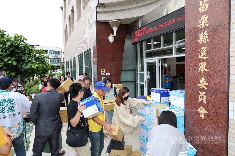 推動苗栗2名立委罷免案的公民團體12日將所有資料搬至苗栗縣選委會前,宣布2案2階連署皆未達門檻、不送件。罷團表示,「這不是失敗,今天是我們的成果發表會」。中央社記者管瑞平攝 114年5月12日