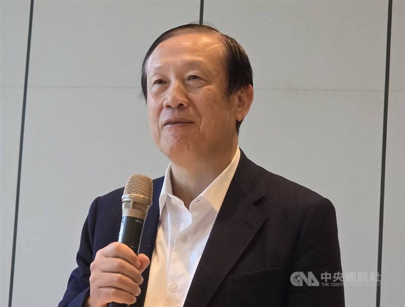 全國商總榮譽理事長賴正鎰表示,出口業與旅遊產業皆受到影響,近來國人搶買美元,他憂心暑假恐湧現出國潮,國旅生意流失速度遽升。(中央社檔案照片)