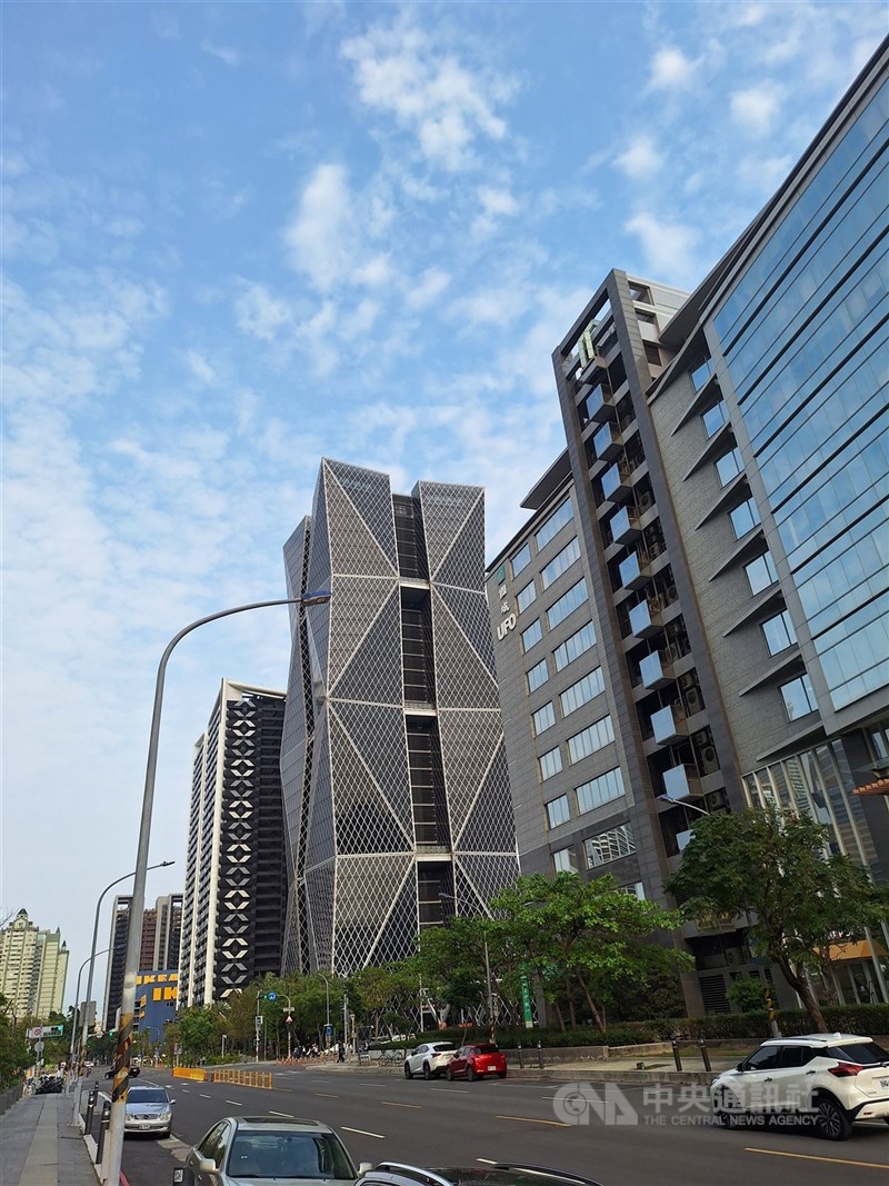 房市買氣轉淡,4月、前4月與房地交易相關的契稅、土增稅、房地合一稅實徵淨額,年減幅均達雙位數。圖為高雄街景(中央社檔案照片)