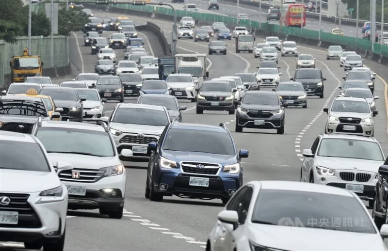 民進黨立委李昆澤等人提案修法,現行使用汽車燃料使用費,應正名為公路養護修建及安全管理費。交通部對正名表示支持,並規劃電動車2030年開徵。圖為國道1號五股南下車流。(中央社檔案照片)